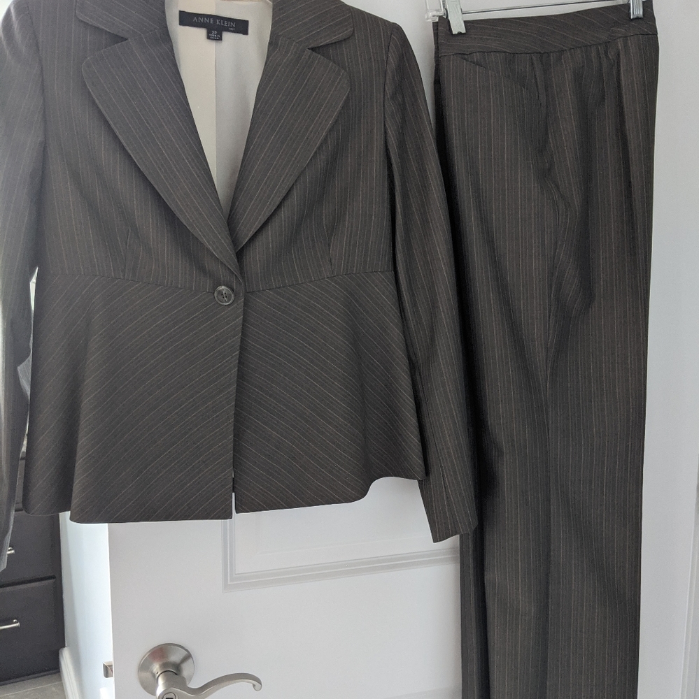 Anne klein suit, matching pants and jacket, size 2